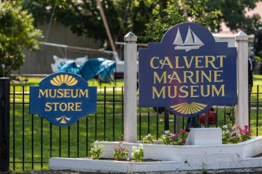 Solomons, Maryland, ABD 27 Temmuz 2023 Calvert Deniz Müzesi girişinde bir tabela.