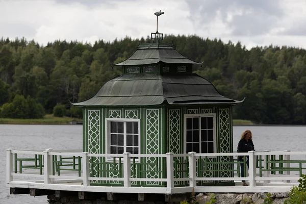 Gronsoo Szwecja Lipca 2023 Kobieta Przechadza Się Koło Dekoracyjnego Domku — Zdjęcie stockowe