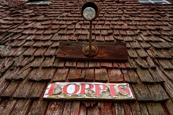엔코핑 스웨덴 나무로 지붕에 기호는 Lopps 영어로 저장소를 말합니다 — 스톡 사진