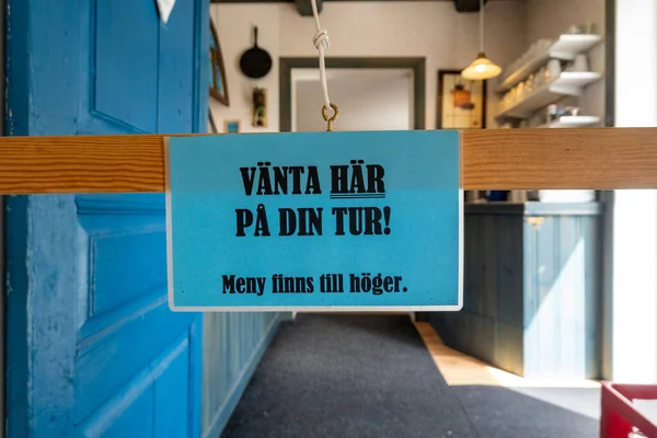 Enkoping Suécia Sinal Suspensão Sueco Café Diz Tradução Para Inglês — Fotografia de Stock