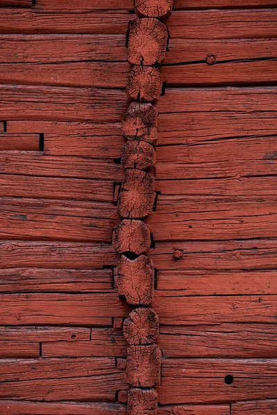 瑞典恩科平市一座红色的带有木制细木工的谷仓外墙 — 图库照片