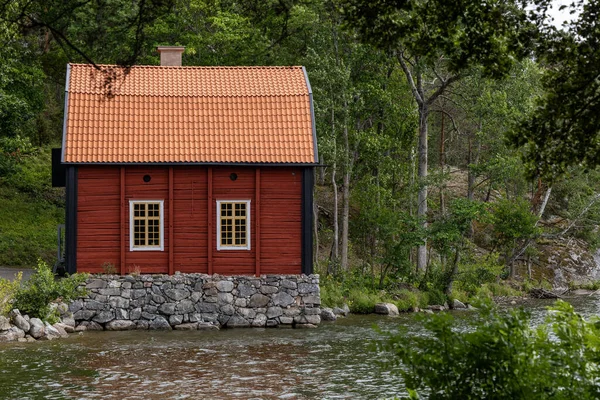 Gronsoo Suécia Uma Pequena Casa Barcos Vermelha Lago Malaren Sobre — Fotografia de Stock