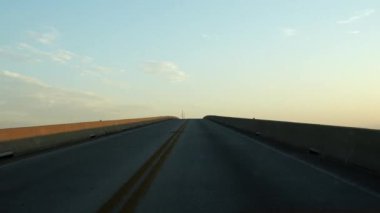 Solomons, Maryland USA Patuxent Nehri üzerindeki Solomons Adası Köprüsü 'nün gün batımında bir yol manzarası.