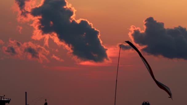 パインポイント メリーランド アメリカ チェサピーク湾のポトマック川の口の上の雲の上に日の出 — ストック動画