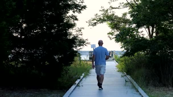 Piney Point Maryland Usa Ein Mann Geht Auf Der Promenade — Stockvideo