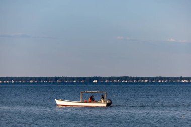 Piney Point, Maryland, ABD 3 Ağustos 2023 Chesapeake Körfezi 'nde küçük bir yengeç teknesi..