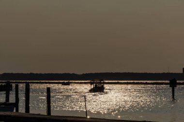 Piney Point, Maryland, ABD 3 Ağustos 2023 Chesapeake Körfezi 'nde sabah erken saatlerde küçük bir yengeç teknesi..