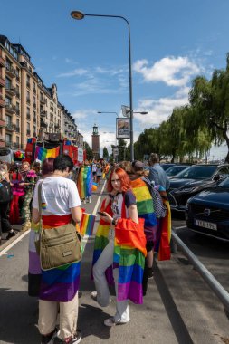 Stockholm, İsveç 5 Ağustos 2023 Geleneksel Stockholm Onur Festivali katılımcısı ve kalabalığı.