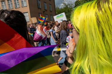 Stockholm, İsveç 5 Ağustos 2023 Geleneksel Stockholm Onur Festivali katılımcısı ve kalabalığı.