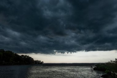Broomes Adası, Maryland ABD Patuxent Nehri üzerindeki ağır kara bulutlar yaklaşan bir fırtınanın rüzgarı esiyor..