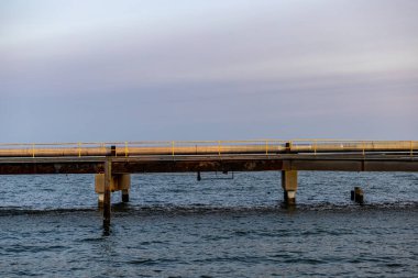 Piney Point, Maryland, ABD Potomac Nehri 'ndeki kullanılmayan ve terk edilmiş bir petrol nakil terminali ve boru hattı..