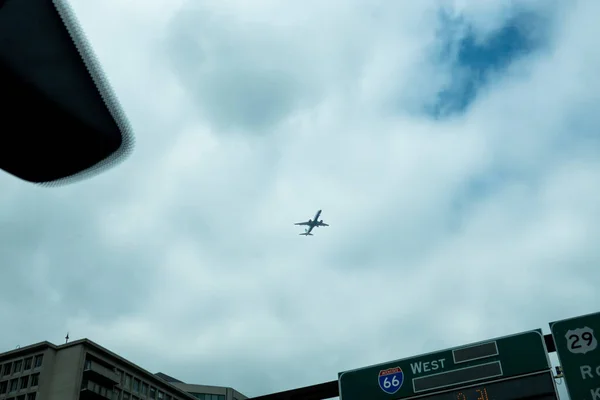 ワシントンDc アメリカ 首都の空の上を飛ぶ飛行機 — ストック写真