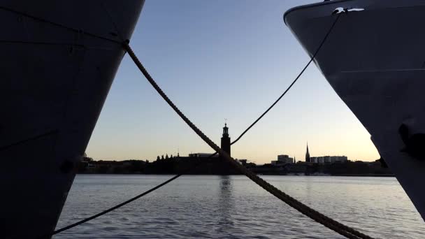 Стокгольм Швеція Вид Ратушу Світанку Між Швартовими Лініями Двох Кораблів — стокове відео