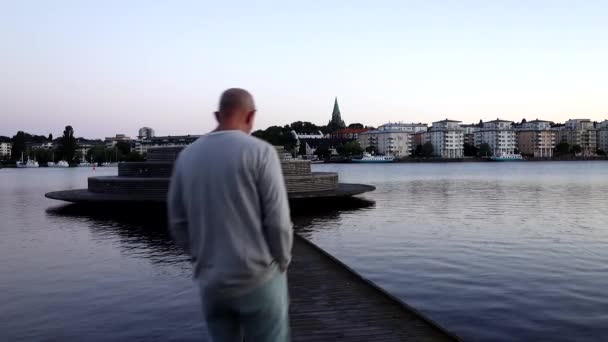 Estocolmo Suécia Homem Caminha Cais Madeira Plataforma Banho Chamado Observatório — Vídeo de Stock