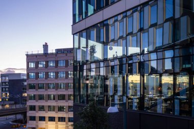 Stockholm, İsveç Şafakta modern bir ofis kompleksi