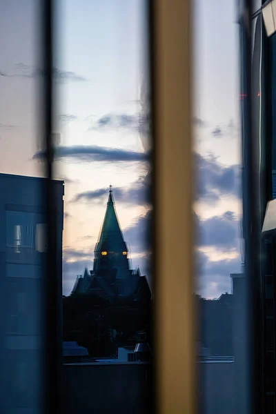 Sztokholm Szwecja Odbicie Kościoła Sofii Sodermalm Oknach Szklanego Budynku — Zdjęcie stockowe