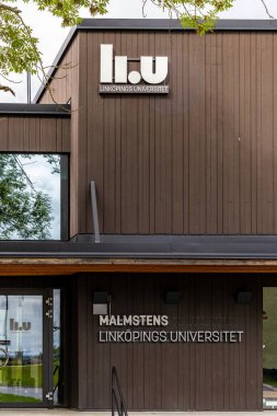 Stockholm, İsveç 11 Ağustos 2023 Stockholm 'ün dışındaki Lidingo Adası' ndaki Linkoping Üniversitesi Mobilya Çalışmaları için Malmsten Kampüsü ön cephesi ve imzası..
