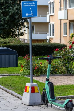 Stockholm, İsveç 11 Ağustos 2023 Kaldırıma e-scooter park yeri tabelası.