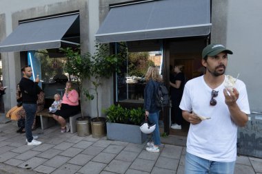 Stockholm, İsveç 13 Ağustos 2023 Dondurmacıda çalışan insanlar.