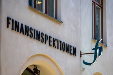 Stockholm, İsveç 13 Ağustos 2023 İsveç finans dairesinin ön cephesi ve imzası, Finansinspektionen.