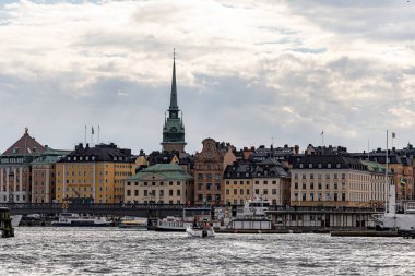 Stockholm, İsveç 14 Ağustos 2023 Yazın fırtınalı bir öğleden sonra Eski Şehir veya Gamla Stan manzarası.
