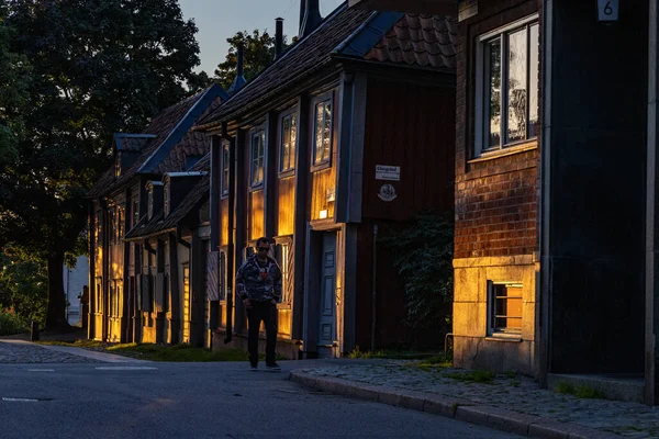 Estocolmo Suécia Aug 2023 Homem Passa Por Velhas Casas Madeira — Fotografia de Stock