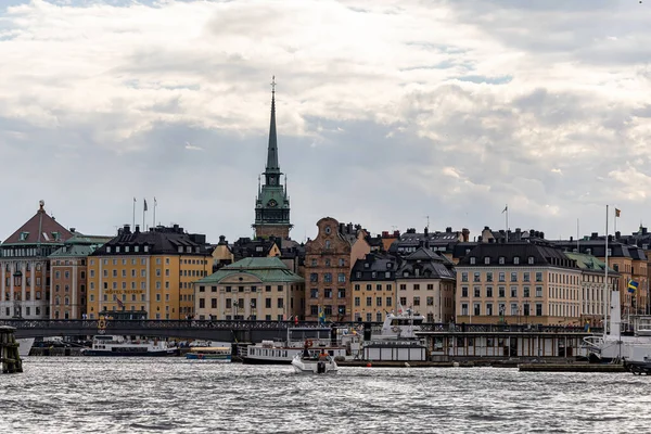 Stockholm, İsveç 14 Ağustos 2023 Yazın fırtınalı bir öğleden sonra Eski Şehir veya Gamla Stan manzarası.