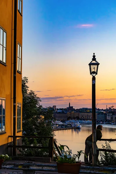 2023年8月12日在瑞典斯德哥尔摩 一个人从位于尼托格斯加坦的索德马尔姆的楼梯顶上观看城市日出 — 图库照片
