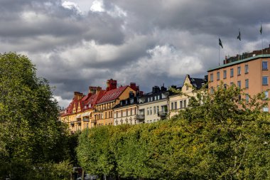 Stockholm, İsveç çatıları ve Strandvagen 'daki konut binalarının pencereleri, Ostermalm bölgesinde süslü bir cadde..