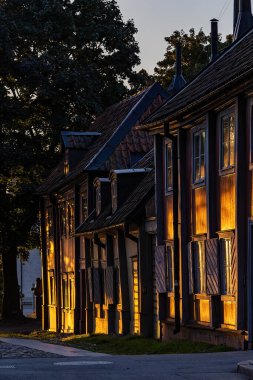 Stockholm, İsveç Usta Mikael gatan 'daki Sodermalm adasında turuncu şafak ışığında eski ahşap evler,