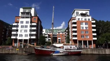 Stockholm, İsveç Sodermalm bölgesindeki konut binalarının teknesinden hareketli bir kanal görüntüsü..  