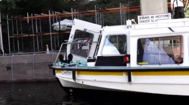 Stockholm, İsveç Hammarby kilidinde bir tekne Baltık Denizi seviyesine ulaşmak için iki metre alçalıyor.. 