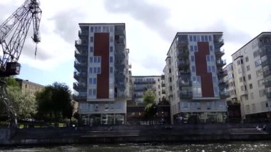 Stockholm, İsveç modern konut ve Hammarby bölgesindeki ofis binaları bir kanaldan görüldü. 