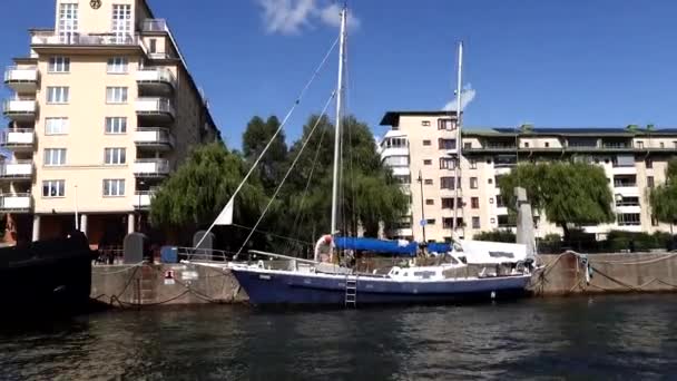 Стокгольм Швеция Вид Движущийся Канал Лодки Жилых Домов Районе Содермальм — стоковое видео