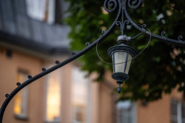 Stockholm, İsveç 15 Ağustos 2023 Larkstaden bölgesindeki bir evin girişinde eski dövülmüş bir elektrik direği ve lamba..