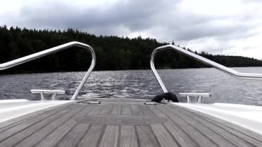 Stockholm, İsveç Bulutlu bir günde Malaren Gölü 'nde küçük bir tekne sallanıyor..  