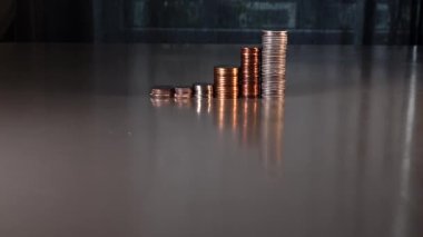 Masanın üzerinde para ve bozuk para tomarı.. 