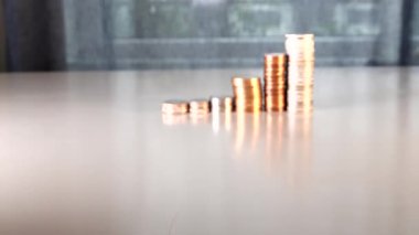 Masanın üzerinde para ve bozuk para tomarı.. 