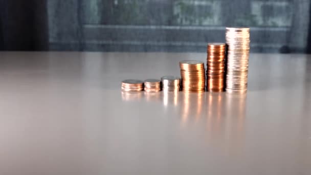 一张钱币和硬币放在桌子上的偷拍照 — 图库视频影像