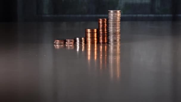 Tiro Panorámico Dinero Monedas Sobre Una Mesa — Vídeos de Stock