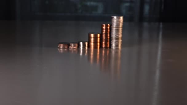 一张钱币和硬币放在桌子上的偷拍照 — 图库视频影像