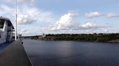 Stockholm, İsveç Bir yolcu gemisi Lidingo adasından geçiyor Rüzgarda savrulan bir kadının saçı gibi.