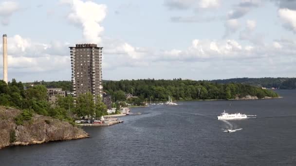 Stockholm Sverige Ett Kryssningsfartyg Passerar Lidingo Och Den Nyutvecklade Stadsdelen — Stockvideo