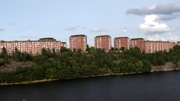 瑞典斯德哥尔摩一艘游轮通过利丁戈岛和新开发的Aga街区 — 图库视频影像