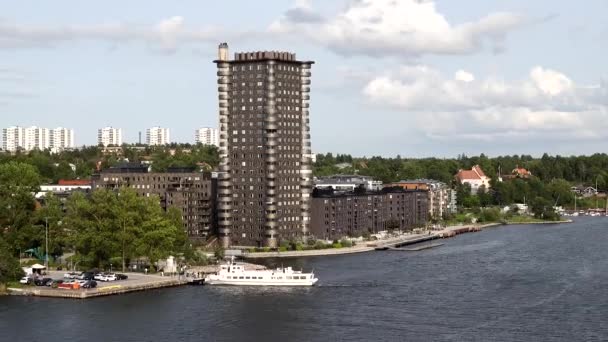 Stockholm Švédsko Plavební Loď Proplouvá Ostrovem Lidingo Nově Vyvinutou Čtvrtí — Stock video