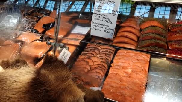 Helsinki Finnland Eine Ausstellung Von Lachssteaks Und Rentierfellen Auf Einem — Stockvideo