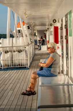 Stockholm, İsveç 21 Ağustos 2023. Finlandiya, Helsinki 'ye giden Silja Hattı feribotunda güvertede bir kadın yolcu var..