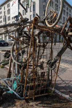 Helsinki, Finlandiya 22 Ağustos 2023. Helsinki limanında deniz atıkları bir yığın ekolojik hatırlatma olarak duruyor..