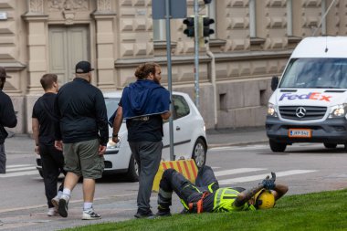 Helsinki, Finlandiya 22 Ağustos 2023 Bir inşaat işçisi yayalar geçerken şehir caddesinde mola verir.