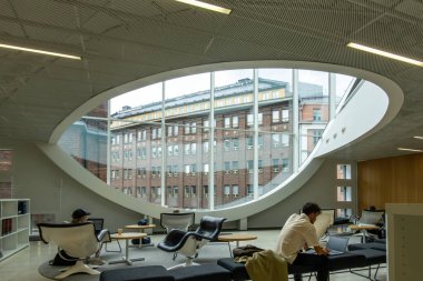 Helsinki, Finlandiya 22 Ağustos 2023 Helsinki Üniversitesi Kütüphanesi içinde 2012 yılında mimarlık firması Anttinen Oiva Mimarlar tarafından tasarlanmıştır.